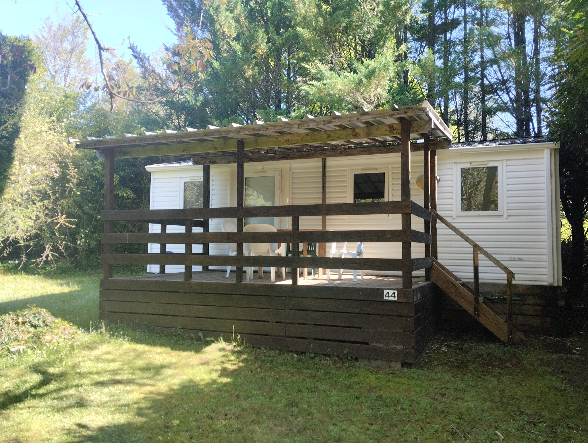 Mobil-home du Camping La Garrigue dans un environnement arboré